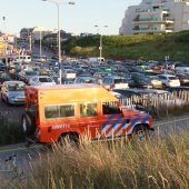 Man onwel op strand nabij de zeilvereniging